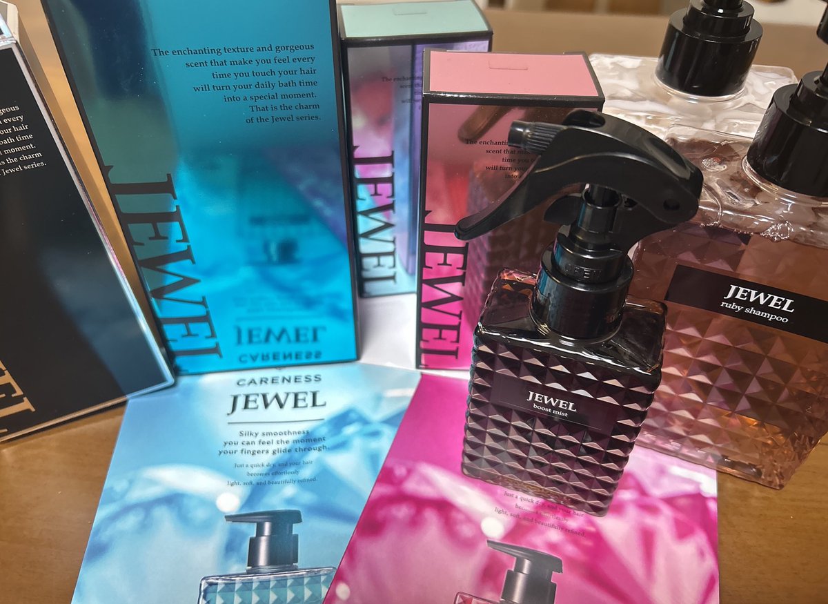 azuazu3030's tweet image. こんあず🍑
カラーしすぎて髪が終わってたんだけどJEWELをいただいたので使ってみました🍑
匂いが…香水⁉️ってくらい残ってて、髪も艶々に🙌
見た目も可愛い😍
匂いの好みは分かれそうだなぁって感じでした🍑
ちょと高いので特別な日に使うのが良いかも⁉️💦
#CARENESS
#JEWEL