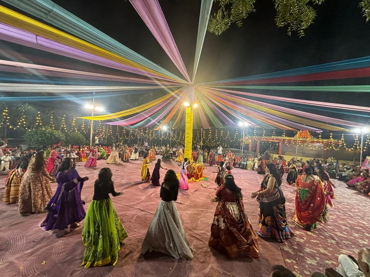 महाअष्टमी के पावन अवसर पर कोलार क्षेत्र के वार्ड क्रमांक 80 स्थित फॉर्चून एनक्लेव वेलफेयर सोसाइटी में आयोजित गरबा महोत्सव का शुभारंभ दीप प्रज्ज्वलित कर किया।

इस अवसर पर समिति के अध्यक्ष श्री राजेंद्र श्रीवास्तव जी, श्री संदीप श्रीवास्तव जी सहित बड़ी संख्या में रहवासी गण उपस्थित