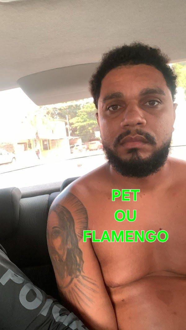 'MAIS UMA VIDA CEIFADA POR MELICIANOS DO BONDE DO #PLJORJÃO 01  E #NAVAL 02 ,DA ZONA OESTE DO RIO.
PRINCIPAL MANDADE DESSE CRIME FOI UM PEDIDO DE DENTRO DA CADEIA ESSE PEDIDO VEIO DO MELICANO #PET MAIS CONHECIDO COMO #FLAMENGO QUE SE ENCONTRA PRESO.
<a href="/tinojunior/">Tino Junior</a> <a href="/draco_ie/">DRACO-IE OFICIAL</a> <a href="/PMERJ/">@pmerj</a>