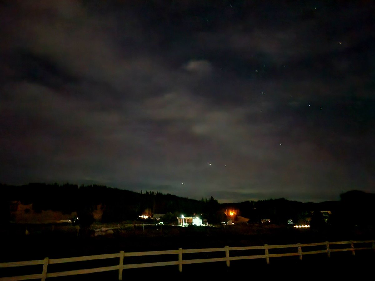 tennis45luv's tweet image. Rain clouds are moving in, but the Aurora is definitely there! #Aurora 
#northernlights #wawx #spokane
@NWSSpokane @mattgraykxly 
@Vincent_Ledvina @AuroraNotify