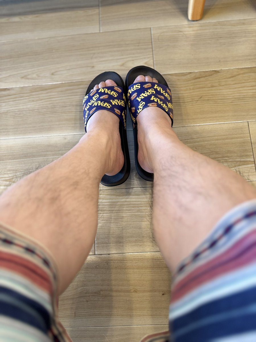 marumori_77's tweet image. 昨年、千葉に来た時に買ったサンダルの裏のパターンが真っ平らになって雨の日にめちゃくちゃ滑って転びそうだったので、夏の終わりですが新しいサンダルをしまむらで買いました
SPAMガラのサンダルいいでしょ?
ちなみに病院の待合室でリハビリ待ちでした
#SPAM
#しまむら