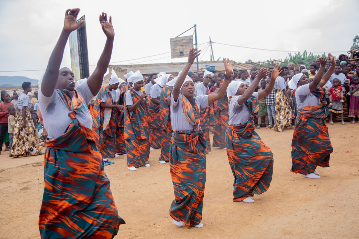 ONGSOPADI's tweet photo. Dans la commune de #Butaganzwa de la @BuhumuzaProvinc , @ONGSOPADI a organisé, le 27 septembre 2025, une grande cérémonie d’activités culturelles et sportives sur les droits et l’égalité de genre. 
#sopadi
#Burundi
#femmeslumieres
#UmucoWAmahoro https://t.co/wk173y9eFo