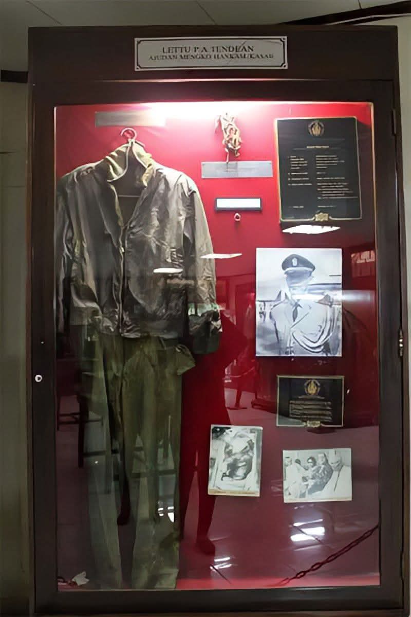 PecintaSejarah2's tweet image. Piyama yang terakhir dipakai oleh Kapten Pierre Tendean.

Sering-seringlah mengunjungi Monumen Pancasila Sakti, agar kita memahami peristiwa G30S/PKI secara utuh.