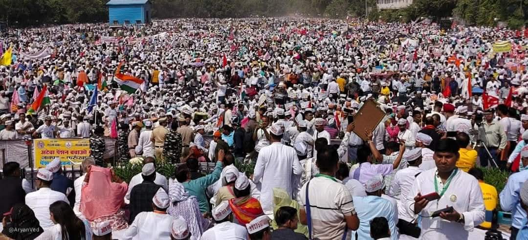 ImranSyedDanis1's tweet photo. शिक्षक और कर्मचारी देश की रीढ़ होते हैं बैक डेट में TET और NPS,UPS थोपकर इनकी जवानी और बुढ़ापा ख़राब न करें साहब!
#NoNPS_NoUPS_OnlyOPS 
#NoTET_BeforeRTE
@narendramodi @RahulGandhi 
@dpradhanbjp @nsitharaman 
@kharge @yadavakhilesh @SanjayAzadSln @vijaykbandhu 
@Sthitaprajna_G https://t.co/516QuyNFE4
