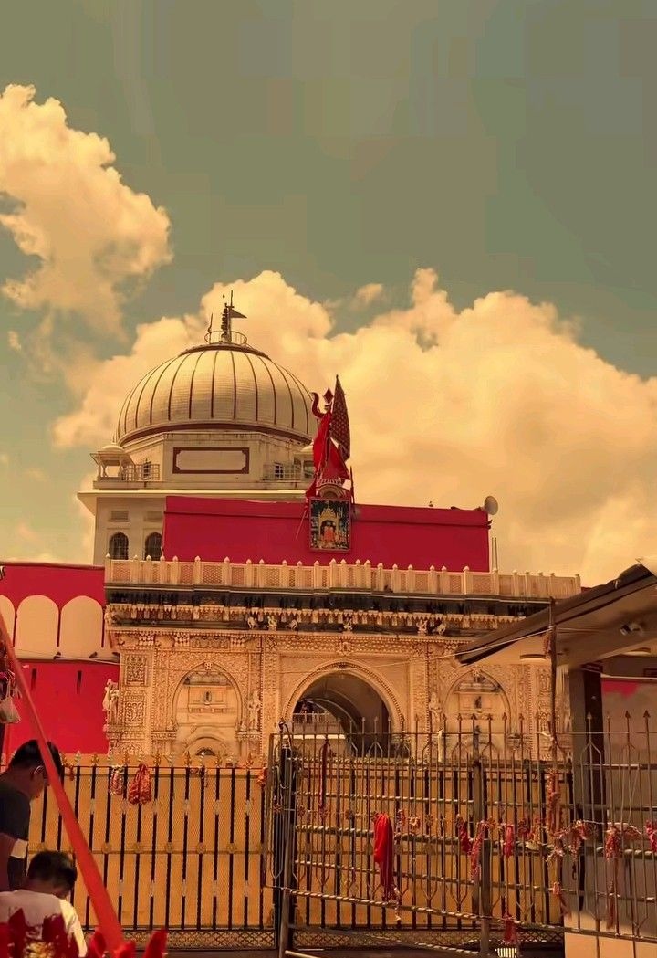 सुख देणो दुख मेटणो मां करणी रो नाम...

मां करणी का आशीर्वाद आप और आपके परिवार पर सदैव बना रहे जय मां करणी जय मां भवानी करनी सदा सहायते ❤️🎉