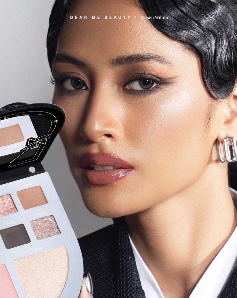 dearmebeauty's tweet photo. 𝐀 𝐓𝐫𝐢𝐛𝐮𝐭𝐞 𝐭𝐨 𝐓𝐢𝐦𝐞 𝐚𝐧𝐝 𝐓𝐫𝐚𝐧𝐬𝐟𝐨𝐫𝐦𝐚𝐭𝐢𝐨𝐧

In collab with wilsen willim, our limited-edition face palette features the iconic 3D Pinwheel — symbol of regenerasi &amp; #GarisWaktu

Exclusively on @ShopeeID 
#DearMeBeautyxWilsenWillim https://t.co/pKCsylpBmn
