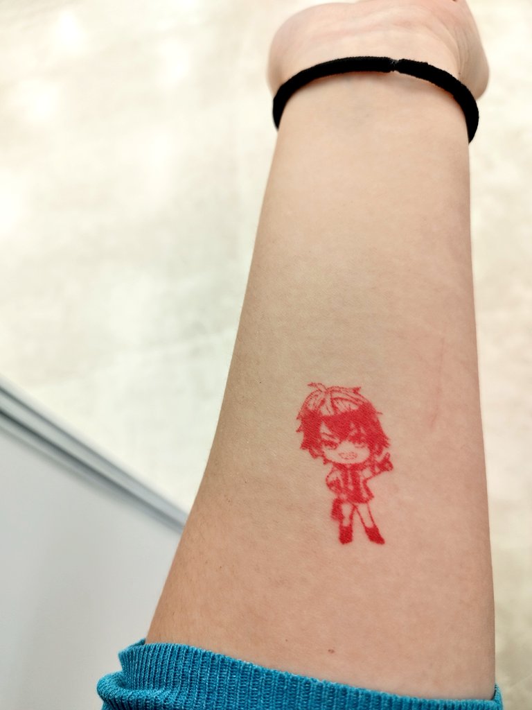 momijiasuka's tweet photo. 理想科学工業株式会社さんの
シルクスクリーンワークショップで
トートバッグとボディペイント
教わって来ました！

初めてシルクスクリーン挑戦したけど楽しい😆

今日は1日腕に創作男子のアカヤ君がいます😼✨
#OGBS https://t.co/p1e9ZpsBNU