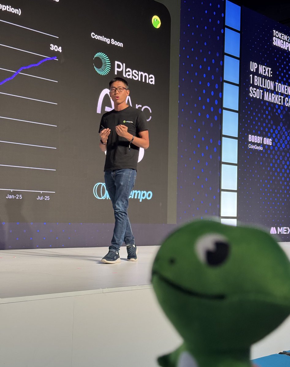 Front row seats for my boss 🫡 Watching @bobbyong talk about the future of  crypto at #Token2049!