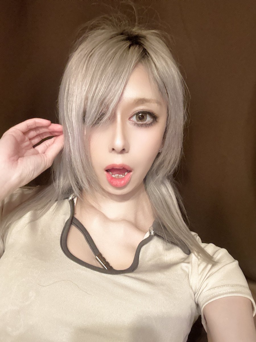 ギャルメイク2回目でビコのライブ配信やったけども、ガッツリギャルメイクするから鼻筋メッチャ高く見える！！笑笑

アホ毛が凄いからアホ面してみた！( ᐙ )笑

#ギャルメイク #ギャル #ギャルメイクなれてきた #なんかハマりそう笑 #アホ面 #化粧濃いの似合わないと思ってた