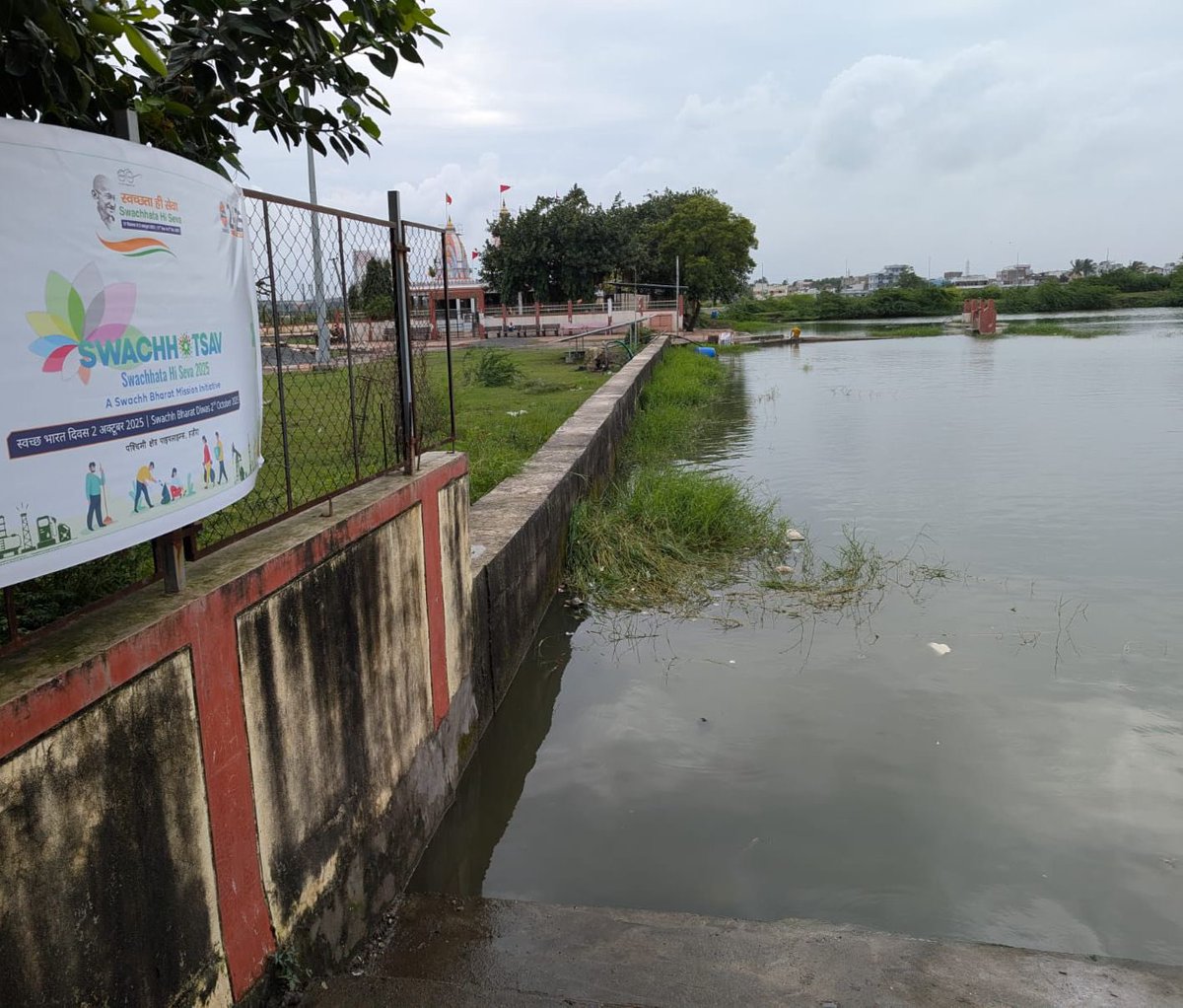 iocl_wrpl's tweet photo. WRPL Hazira employees & workers carried out a cleanliness drive at the Village Pond, Kawas under Govt. of India’s ‘Swachhotsav - Swachchta Hi Sewa 2025’ initiative. 🌿💧 #SwachhataHiSeva #CTUAdoption #WRPL @IOCL_PLHO @IndianOilcl @PetroleumMin https://t.co/SYj89TenBd