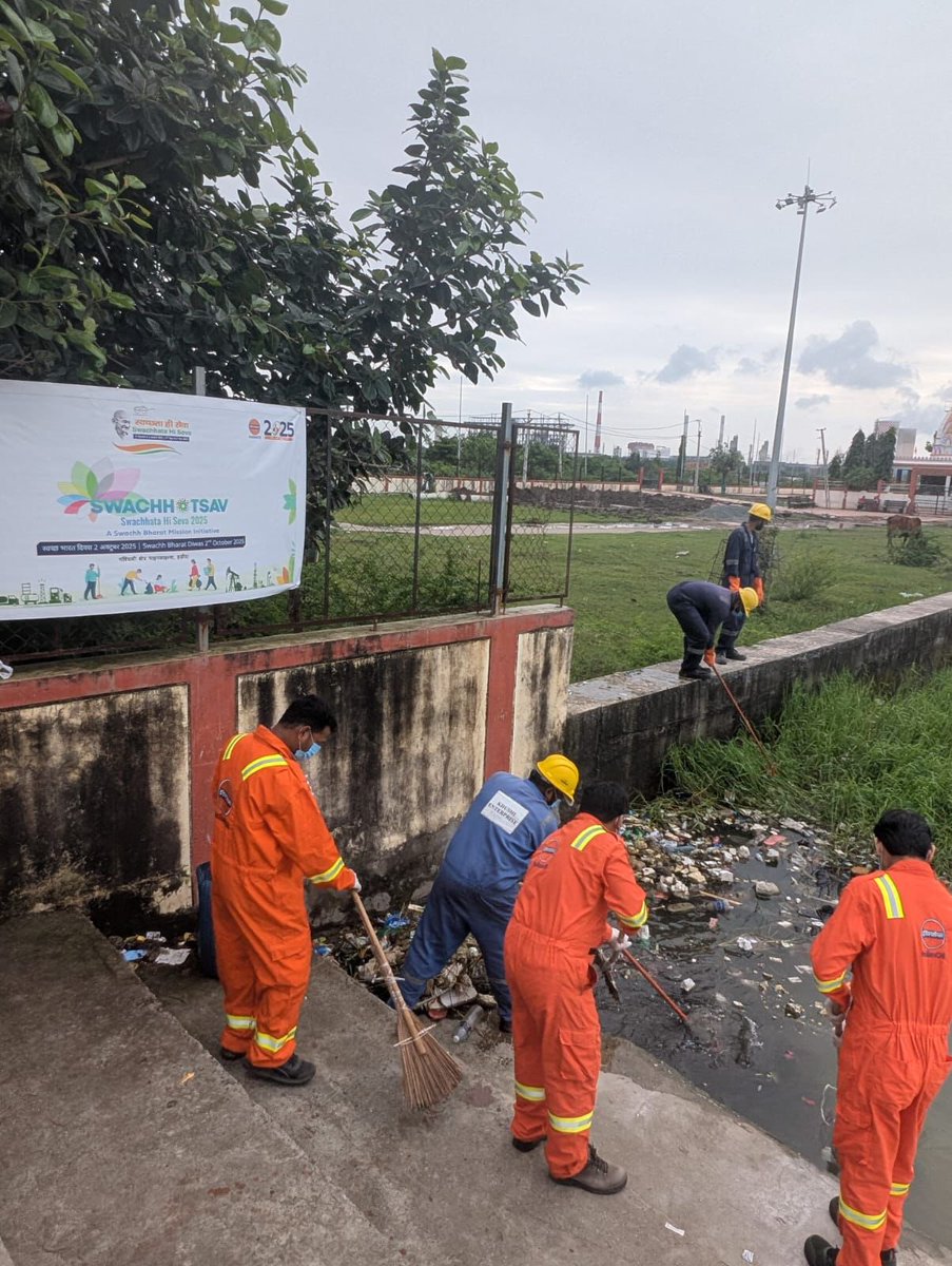 iocl_wrpl's tweet photo. WRPL Hazira employees & workers carried out a cleanliness drive at the Village Pond, Kawas under Govt. of India’s ‘Swachhotsav - Swachchta Hi Sewa 2025’ initiative. 🌿💧 #SwachhataHiSeva #CTUAdoption #WRPL @IOCL_PLHO @IndianOilcl @PetroleumMin https://t.co/SYj89TenBd
