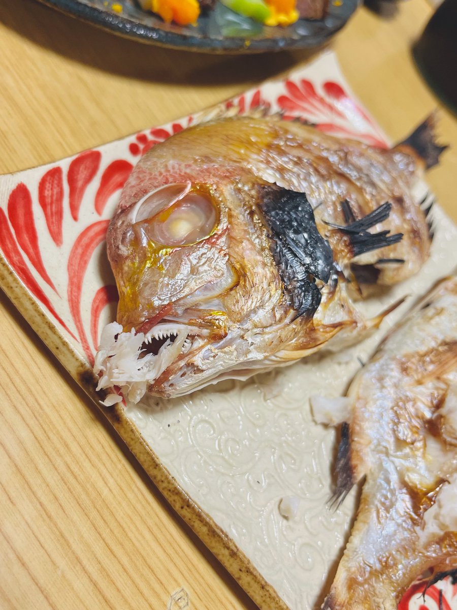 nanamonologue's tweet photo. ３歳児によって自分の身を食わされる黄鯛 https://t.co/ouVTRT4KDU