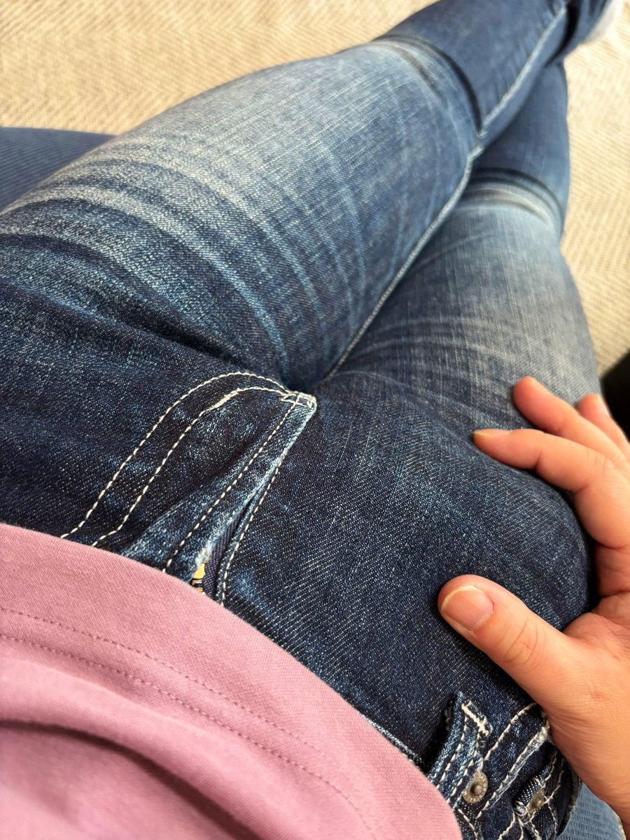 hya_ed's tweet image. 右寄りのモッコリ

#jeans #bulge