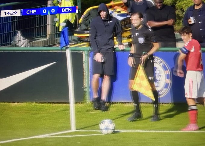 Mercado_Ingles's tweet photo. Cole Palmer estuvo viendo el partido de la UEFA Youth League entre el Chelsea vs Benfica desde la cancha esta mañana: https://t.co/sJd6Z3HVW8