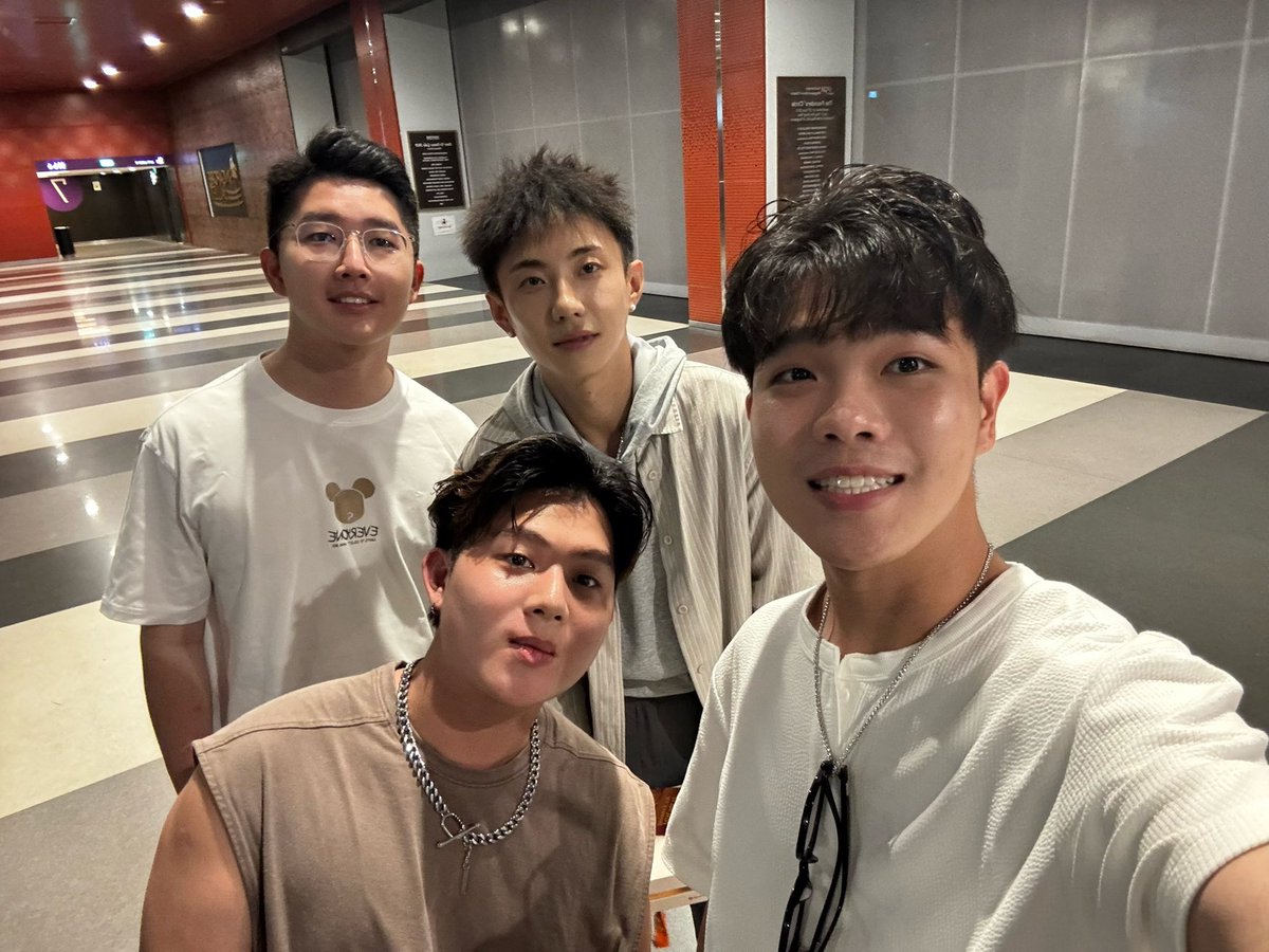 jesseBitget's tweet image. 🚨实习生在路上：新加坡🚨

马来西亚实习生 F4 合体

老师们2049是否也担心客户见面没约上，项目方说“再联系” ，投资人看手机假装很忙，队友临时鸽，Party 门票没过，想蹭场子，结果全是陌生人，找不到朋友，手机关机，打车太贵，地铁太远，走路太热，一个人在 Marina Bay…