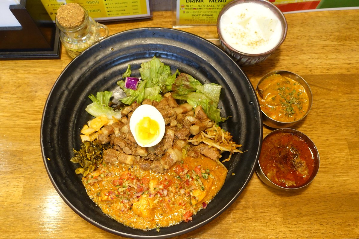 ak_factory's tweet image. Spicy Curry 魯珈の北海道産秋鮭のろかプレート（セビーチェ風カレー）肉ダブルぷちカレー（ラムカレー（ビンダル風）、クリーミィー野菜コルマカレー）ラッシー
#curry #currystagram #カレー #魯珈 #大久保 #大久保カレー #大久保ランチ #大久保グルメ #くわちゃんねる instagram.com/p/DPQMuu1E544/