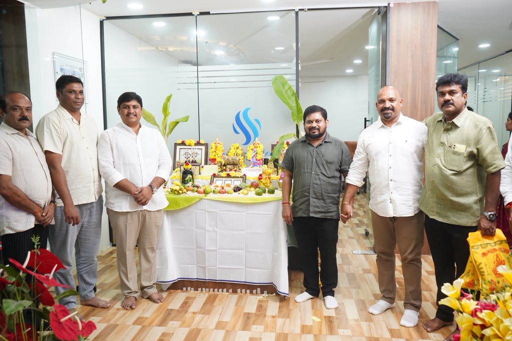 சென்னை உயர்நீதிமன்ற வழக்கறிஞர் மரியாதைக்குரிய திரு சரவணன் அவர்களின் அலுவலகத்தில் நடைபெற்ற ஆயுத பூஜை மற்றும் சரஸ்வதி பூஜை நிகழ்ச்சியில் கலந்து கொண்ட மகிழ்ச்சியான  தருணம்.