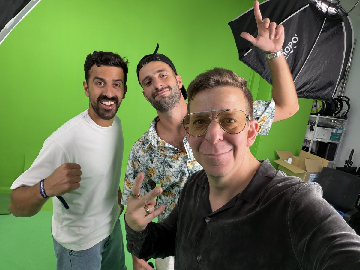 chooserich's tweet photo. Went to deep Singapore to find a green screen… https://t.co/goA1HTmSU4