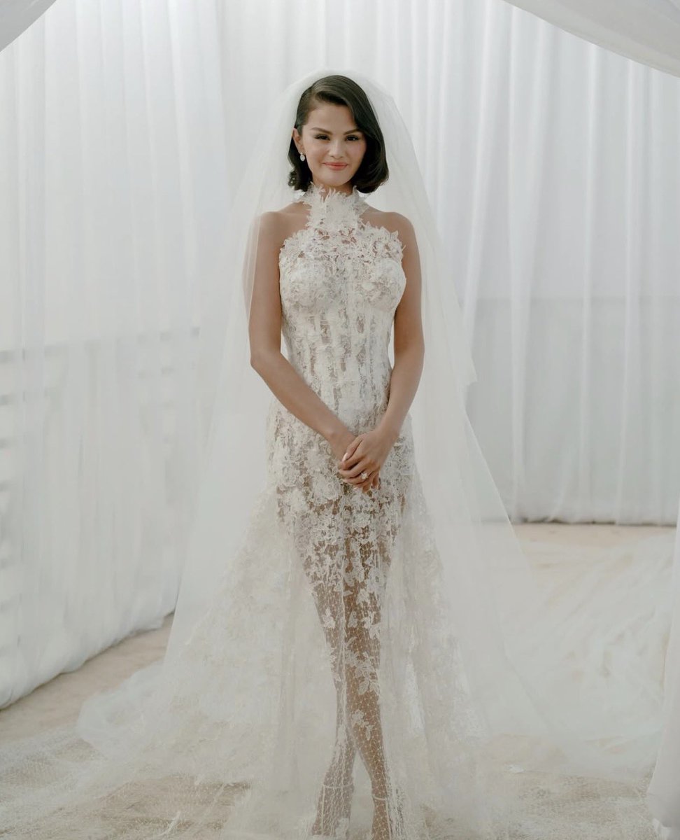 PopTingz's tweet photo. Selena Gomez looks absolutely beautiful in mew wedding photos. https://t.co/DWNiZ3kpG8