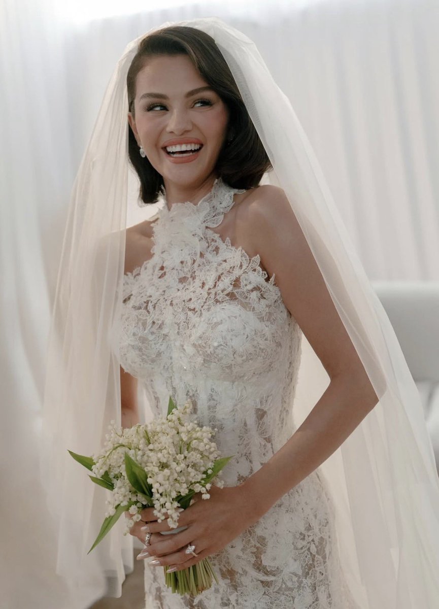 PopTingz's tweet photo. Selena Gomez looks absolutely beautiful in mew wedding photos. https://t.co/DWNiZ3kpG8