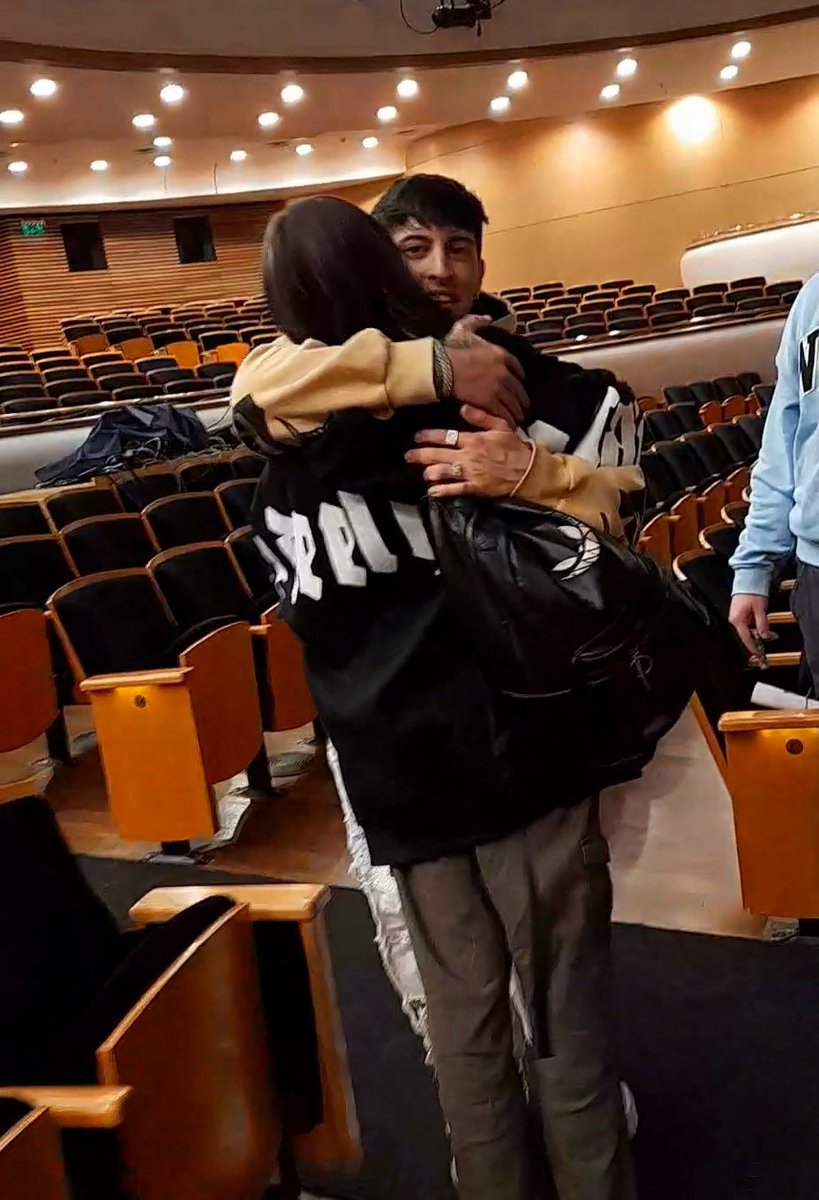 – <a href="/Robleis01/">Robleis</a>
te admiro mucho y me alegra seguir acompañandote después de tantos años, estoy muy orgullosa de todo lo que estás logrando.
te deseo lo mejor siempre, feliz cumpleaños tomi 🤍