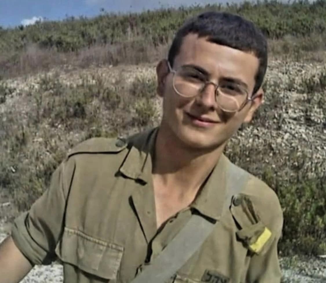 YosephHaddad's tweet image. היום פורסם תחקיר צה"ל על הקרבות בניר עם ב-7 באוקטובר. בניר עם המחבלים לא הצליחו לבצע טבח בזכות גבורת הלוחמים שכבר היו פרוסים שם במרחב ואלו שקפצו בהמשך ובזכות כיתת הכוננות שהייתה ערוכה. אחד מסיפורי הגבורה הגדולים שם הוא של מתן אברג'יל, סיפור שאמנם סופר כבר, אבל ראוי לקבל הכרה…