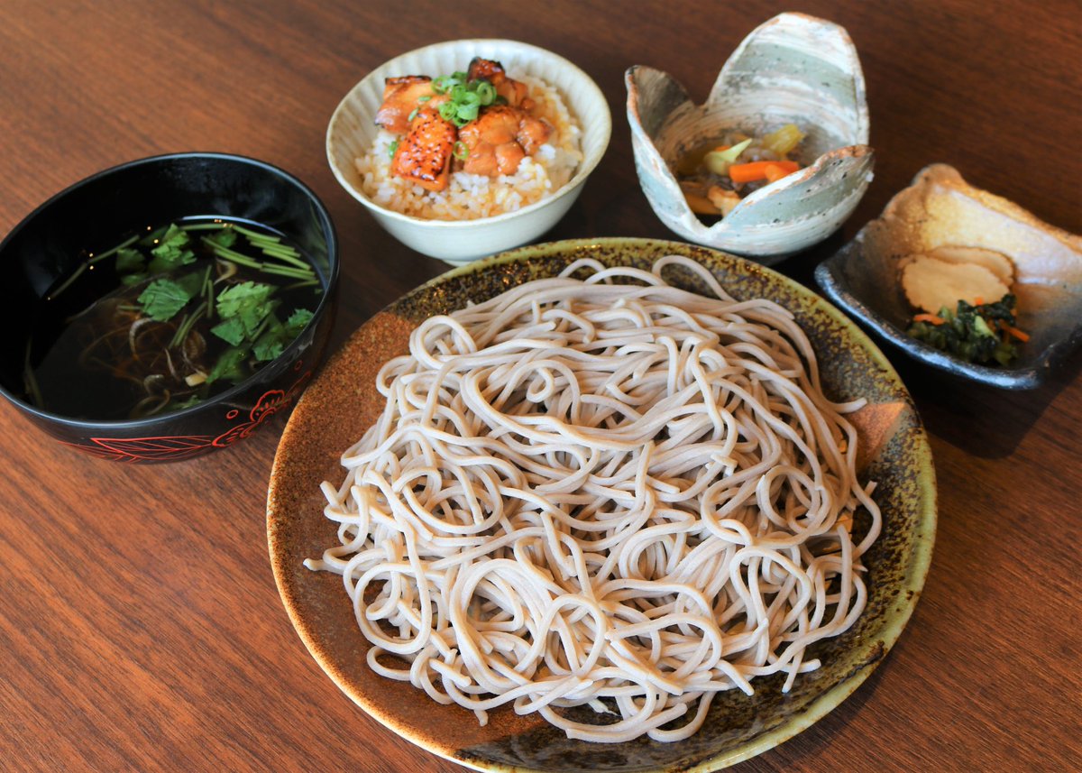 【ランチメニュー変更のお知らせ】
暑さが少しずつ和らいできましたね🎃本日10月1日（水）より、レストランのお蕎麦メニューを温かいつけ蕎麦「温かいつけ蕎麦とミニ焼き鳥丼セット」に変更します！風味・食感・喉越しがよい七割の庄内蕎麦を使用しております。ぜひご賞味ください😋