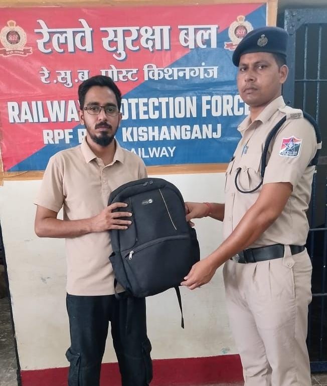 rpfnfrkir's tweet photo. On 29.09.2025, Acting a Railmadad, RPF/Kishanganj recovered a Left behind a bag with Laptop from T/No.22450 UP ,Value Rs.50,000/-(approx.) at Kishanganj Railway station. Later on, handed over to actual owner .
#Operation_Amanat
@drm_kir
@rpf_nfr1 
@RPF_INDIA https://t.co/tdst4R63kE
