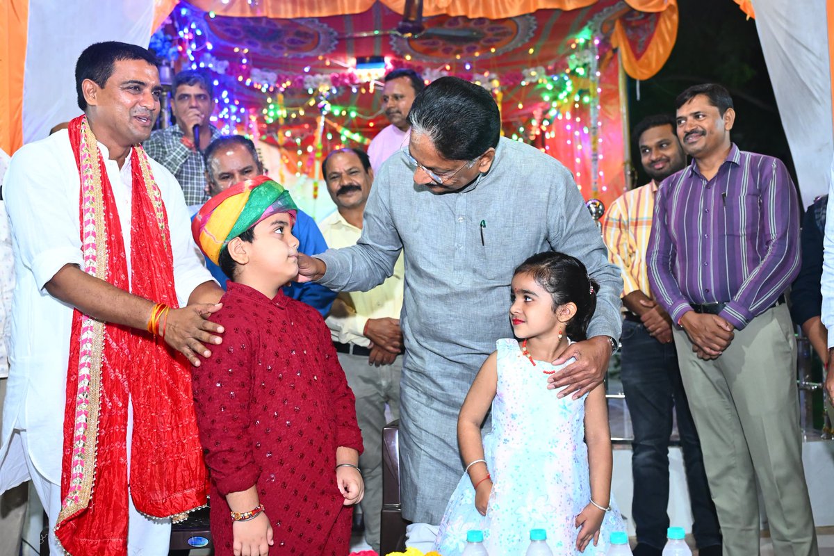 irushikeshpatel's tweet image. ગાંધીનગરના સેક્ટર ૨૯ માં, કર્મયોગીઓના આગ્રહને માન આપી, તેઓની કોલોની વંદેમાતરમ ખાતે કર્મચારી વસાહતમાં આયોજિત સુંદર નવરાત્રી મહોત્સવમાં સહભાગી થઈ, ઉમંગ અને આધ્યાત્મથી સંપન્ન વાતાવરણમાં માતાજીની આરતી તથા ગરબાનો લાહ્વો લીધો.