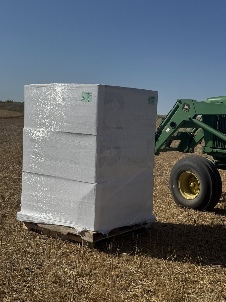 Delivery right to the field! Now that’s service.  We offer silotech and Agflex grain bags