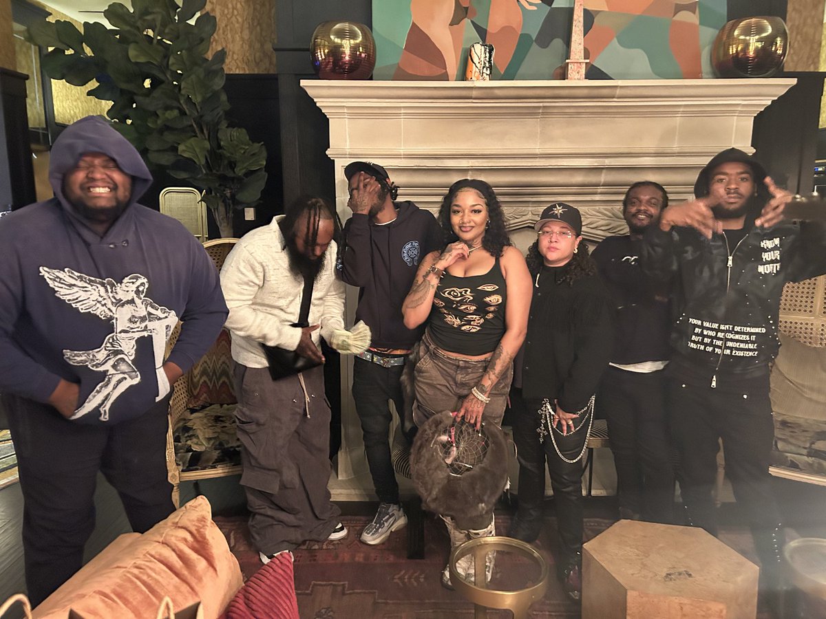 JusFollowda_WAY's tweet photo. Album release dinner wit da gang 🤞🏾🖤
#TrapMoneyMelodies #FNHP #LouieLouie #DaAve2Da3rd #Uptown #MembersOnly https://t.co/TtKBX6musH