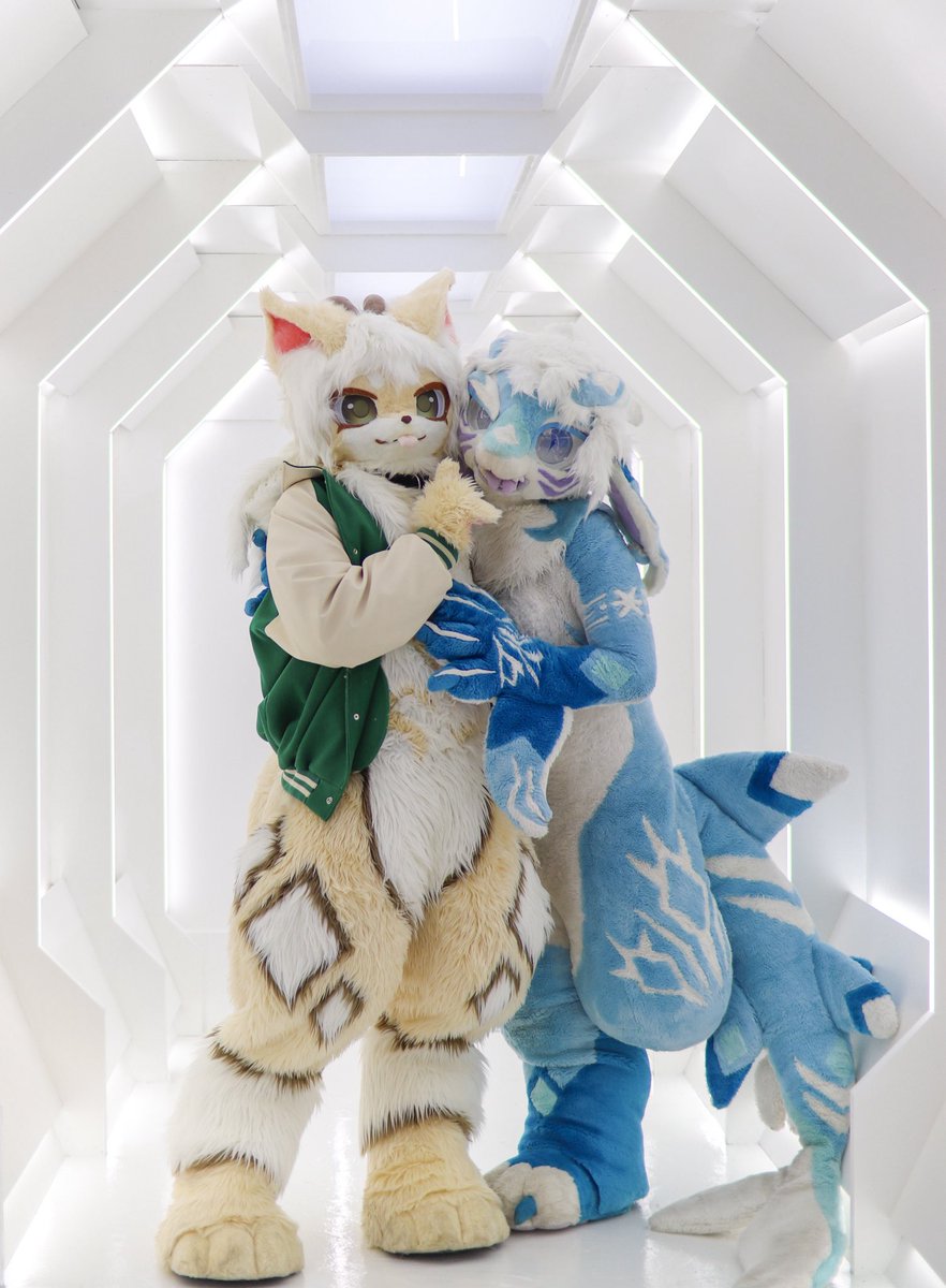 honeymilk413's tweet photo. 블루와 옐로우.
우리 서로의 색에 점점 물들어가요.

💙🦈:@BlazeMir_Main 
📷📸:@HarangE_G 
#FursuitEveryday https://t.co/fgieVYh4mI