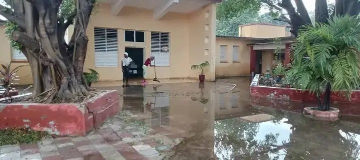 En el sector de la Educación en el Municipio #SantiagoDeCuba  la recuperación provocado por intensas lluvias no se  hace esperar.
<a href="/DiazCanelB/">Miguel Díaz-Canel Bermúdez</a> 
<a href="/DrRobertoMOjeda/">Dr. Roberto Morales Ojeda</a> 
<a href="/BeatrizJUrrutia/">Beatriz Johnson Urrutia</a>