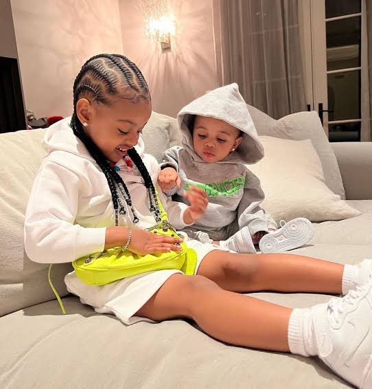 RapGirlsRock's tweet photo. Appreciation Kulture post. 
From your aunties and uncs!
She’s a great big sister, mini fashionista and twins w her beautiful mother. Smart as heck too! https://t.co/74bwaBhIHR