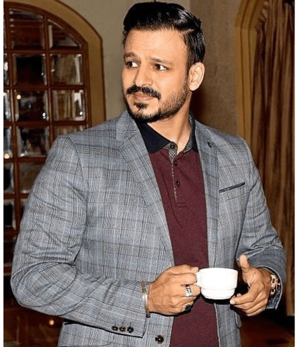 ज़िंदगी जब सलमान खान बन जाए,
तब तुम्हे विवेक ओबेरॉय बनना है...

एक गलती(प्रेस कॉन्फ्रेंस)...और सब बर्बाद...
काम मिलना बंद,भयंकर करियर बॉयकॉट,
उन्हें और परिवार को धमकी भरे कॉल्स
मानसिक संघर्ष के चलते डिप्रेशन

पर फिर,,,,,,

इरादा बदला रास्ता बदला,
हिम्मत चुनी...बिज़नस चुना....