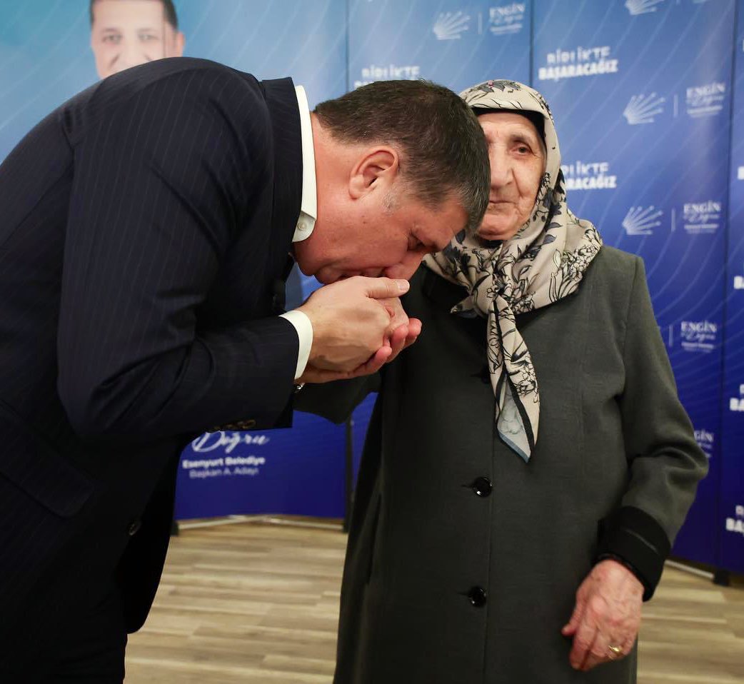 Yaşam tecrübeleriyle geleceğimize ışık olan rehberlerimiz onlar... 
Hak ettikleri saygıyı, sevgiyi, hürmeti ve şefkati göstermek bizim elimizde.
Tüm büyüklerimizin #DünyaYaşlılarGünü'nü kutluyor, sağlıklı ve mutlu bir ömür geçirmelerini diliyorum. İyi ki varsınız.