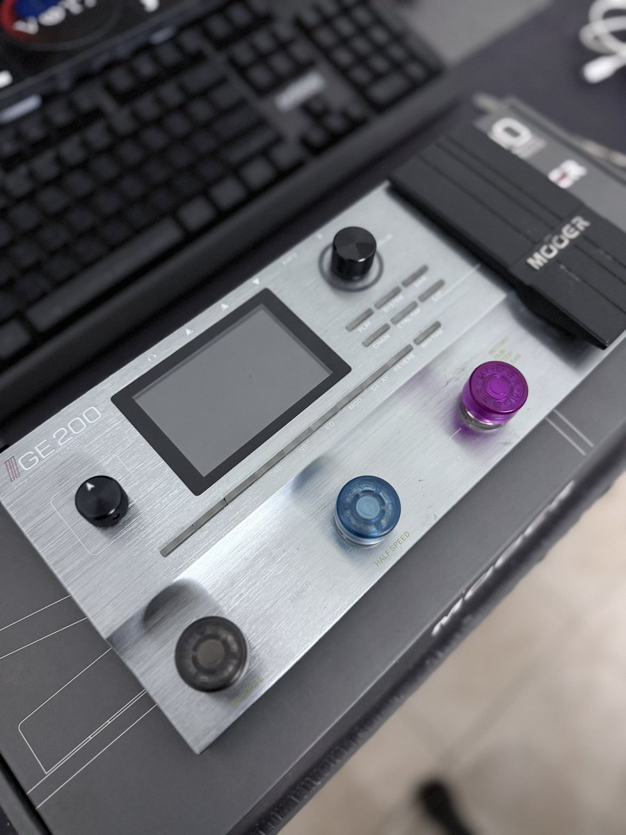 Let go Mooer GE200. Sound padu, ringan &amp; versatile. Barang dijaga elok. Sesuai untuk live show/recording.

Condition 8/10
Performance tiptop

Dapat full set termasuk kotak, power adapter &amp; usb cable.

RM700 (negotiable)