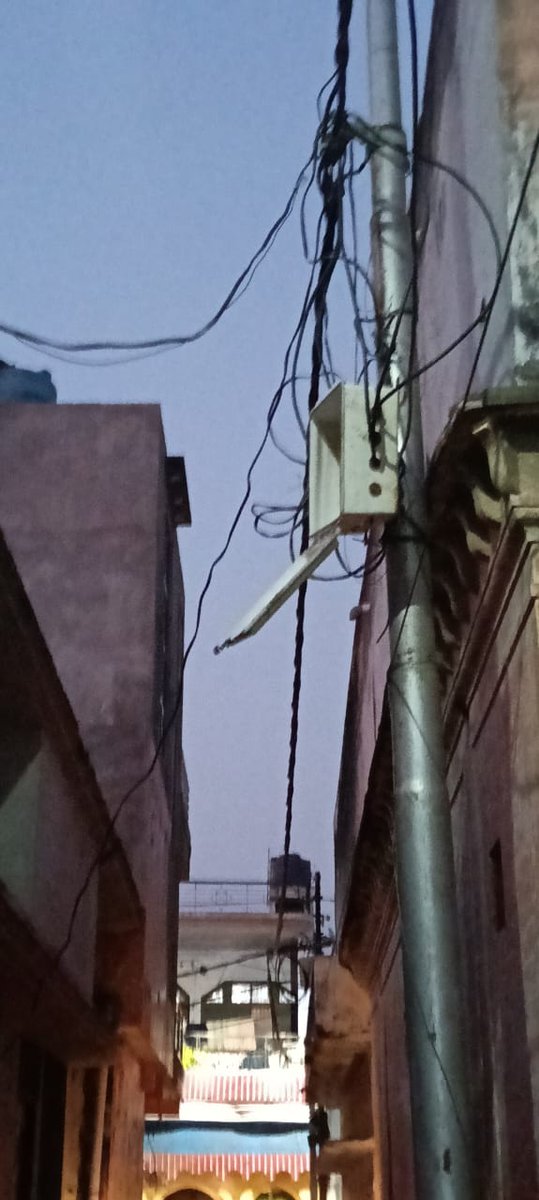 बरेली के कस्वा #रिठौरा में वार्ड नंबर 09 कुर्मियांन मोहल्ले में पोल पर लगे ये कनेक्शन बॉक्स गिरने की कगार पर है टूटने की वजह से हो सकती है दुर्घटना कई बर मौखिक शिकायत करने के बाबजूद नही हुआ कोई समाधान।
<a href="/UPPCLLKO/">UPPCL</a> <a href="/dmbareilly/">DM Bareilly</a> <a href="/myogioffice/">Yogi Adityanath Office</a> <a href="/MVVNLHQ/">Madhyanchal Vidyut Vitran Nigam Limited</a>