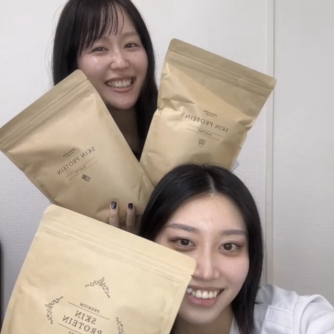 UneLimit39's tweet photo. こんにちは♪
unelimit原宿店みづきです☺︎

人気のインナーケア『スキンプロテイン』🌟

他のプロテインと違うポイントは、筋肉ではなくお肌のためのプロテイン！というところ☝🏻✨
タンパク質はもちろん、ビタミンや亜鉛、乳酸菌などお肌👶🏻にも腸活🫀にも効果的な成分がたくさん配合されています◎

外側からのケア（スキンケア）と内側からのケア（インナーケア）を合わせることで理想のお肌に近づきやすくなりますよ〜☺️

#原宿 #原宿竹下通り #肌質改善 #フェイシャル #ストレッチ #赤ちゃん肌 #ターンオーバー #水光肌 #陶器肌 #プロテイン #スキンケア