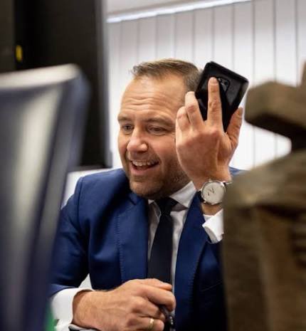 - no siema Józef, Maryja w stajence? Daj ją do telefonu, bo mam sprawę.
- dodzwoniłeś się do Piłsudskiego, dzbanie.
- a to sorki.