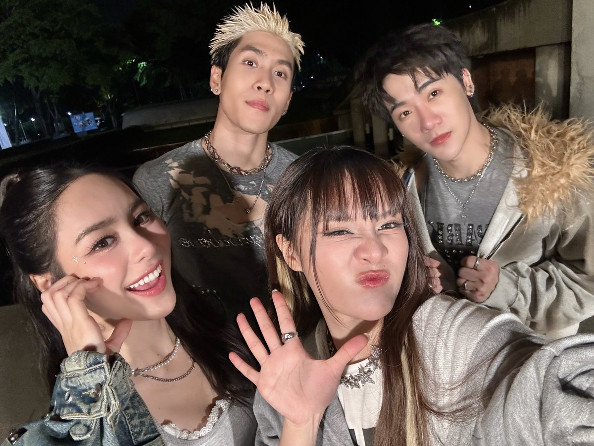 official_bamm's tweet photo. ขอบคุณพี่พีพีที่มาเป็นส่วนหนึ่งใน MV เพลง ‘nowhere (ไม่ผูกมัด ไม่ชัดเจน)’ มากๆ เลยนะคะ ที่สำคัญพวกเราขอขอบคุณและขอฝากเนื้อฝากตัวกับพี่ๆ #เดซี่เดโซ่ของพีพี ทุกคนด้วยนะคะ🌼✨

🎬 bamm - nowhere (ไม่ผูกมัด ไม่ชัดเจน) | OFFICIAL M/V : https://t.co/WlLny6DL9n

#punpreedee
#bamm_nowhere
#bamm #nowhere
#nowherechallenge
