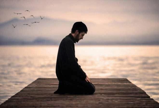 yassineAG383902's tweet image. إذا أبقت الدُنيا على المرء دينَهُ
فما فاتَه منها فليس بضائرِ
فلن تعدِل الدنيا جناح بعوضةٍ
ولا وزنَ زِفٍّ من جَناحٍ لطائرِ
فما رضي الدنيا ثوابًا لمؤمنٍ
ولا رضيَ الدنيا عقابًا لكافرِ