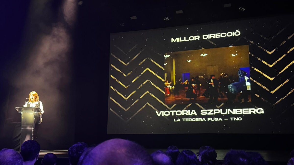 Gràcies <a href="/teatrebarcelona/">Teatre Barcelona</a> per aquest premi, gràcies al públic, al <a href="/teatrenacional/">TNC</a> i a tot l’equip que ha fet possible 
LA TERCERA FUGA ✊💜