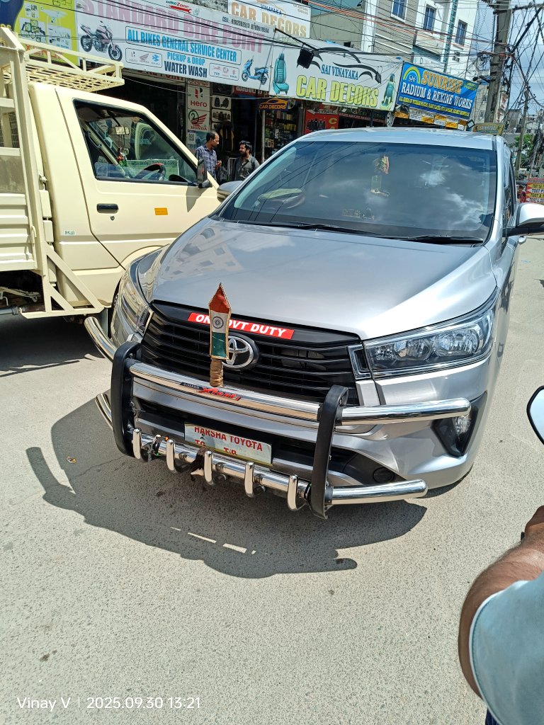 vinay_vangala's tweet image. Not sure which @TelanganaCMO wing vehicle it is but started violating (wrong route) before they got a permanent number plate! 
@Ponnam_INC @CPCyberabad @CYBTRAFFIC pls take n/a!
Loc: RTA office, Kondapur 
Date: 30-Sep-2025
Time: 13:21 
#trafficcamera 
#TrafficRules 
@HiHyderabad
