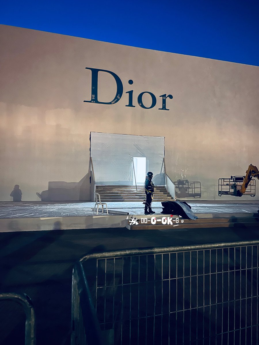 doglasses511's tweet photo. 251001 Dior Show

Arrived 🐶 Susu 😪

#linglingkwong #DiorSS26
#pfw 
@Dior @linglingsirilak https://t.co/OZzna3tfTH