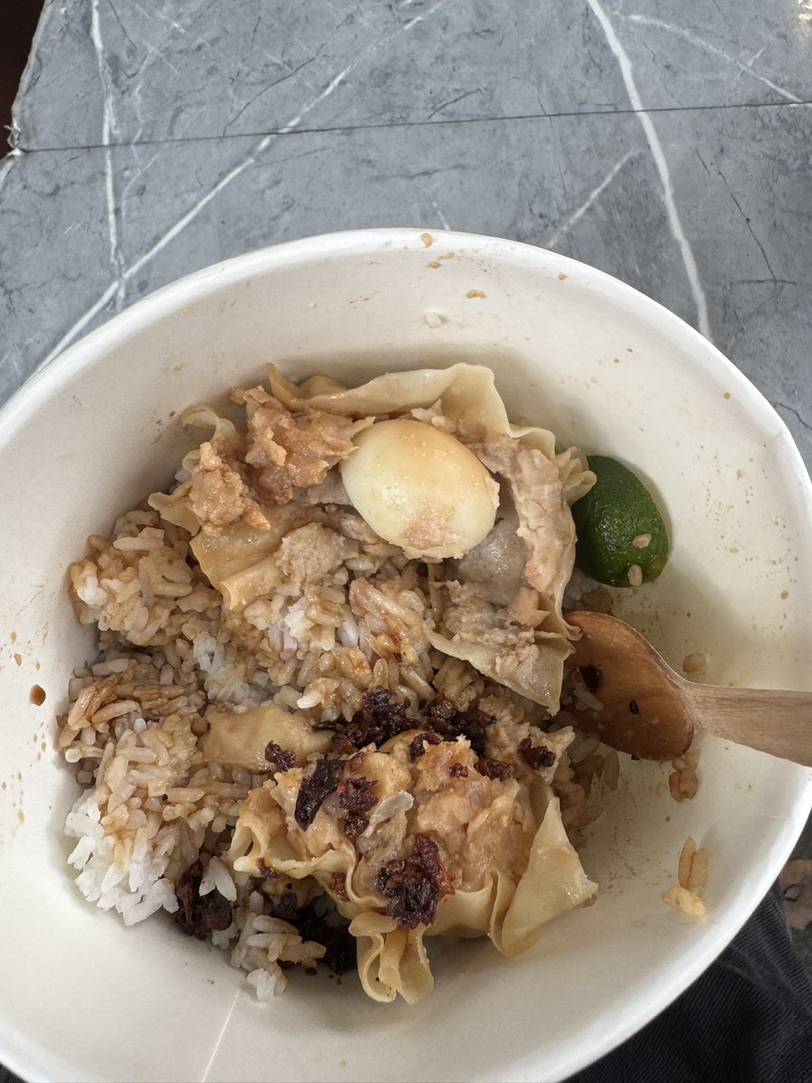 ako lang ang nakikinig sa bagong album ng Geese at kumakain ng siomai rice sa gilid ng abelardo hall