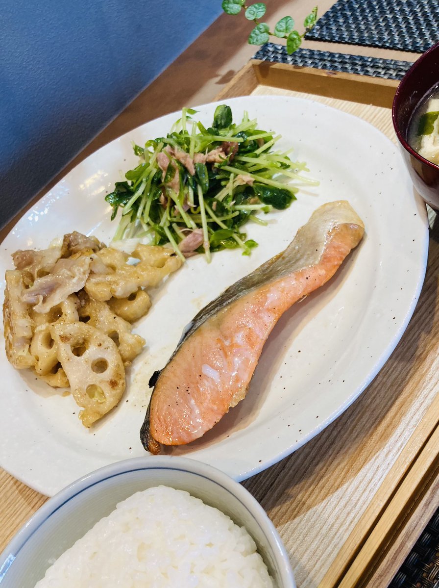 先日の駅ナカの美味しかったお弁当🍱と今日のブランチ
連日 秋鮭と秋刀魚だわ〜😄

今夜でドラゴンズシーズン終了
4位で終われて良かった

私も当面 X休みます😪
皆様 風邪引かないように
お元気で👋いつもありがとう