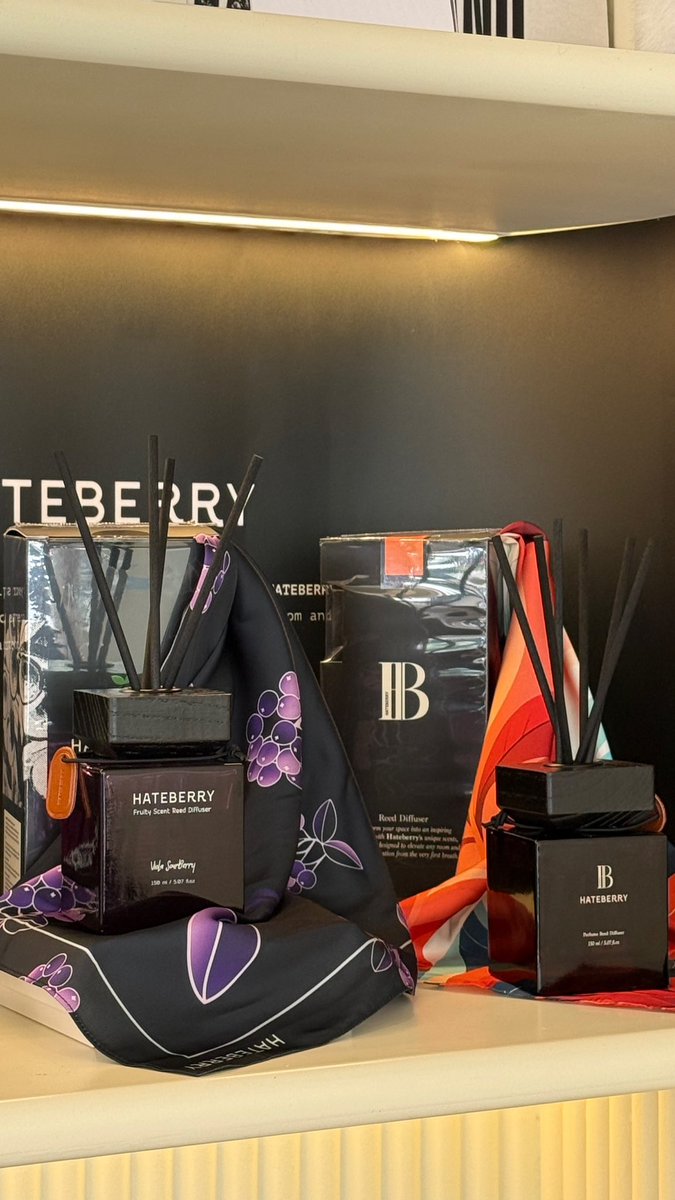 HBRcute's tweet image. #HateberryScent Tropical Nocturne อควาติกฟรุตตี้ 🌅🥭 และViola Sourberry 🍇🫐 มีให้ทดลองกลิ่นแล้วที่ร้านน้องแดนค่ะ

#ReedDiffuser
#PerfumeReedDiffuser 
#ก้านไม้หอมปรับอากาศ
#CullenHateBerry 
#Cullen #คัลแลน
#น้องแดน #BakeUrban