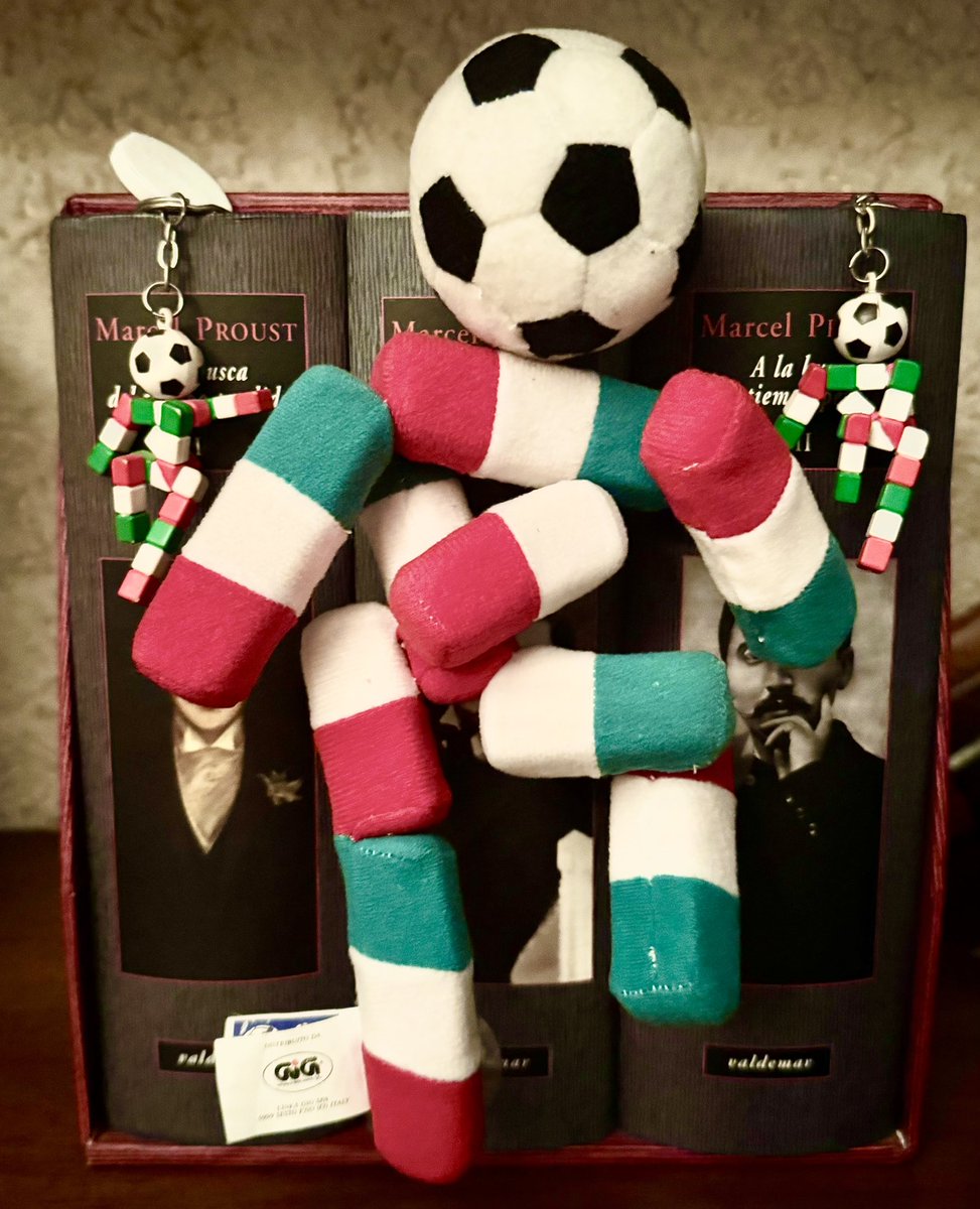 Hoy toca el Mundial que revolucionó el aspecto de las mascotas. Un futbolista en movimiento formado por cuadros con los colores de la bandera Italiana, no fue muy popular, no gustó mucho. 

Italia ‘90: Ciao