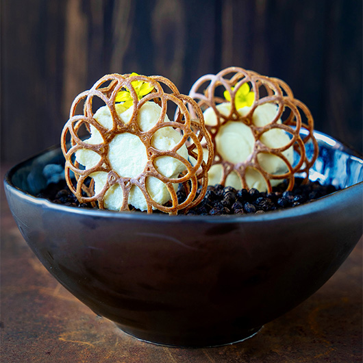 Crispy, smoky, creamy. These smoked paprika crisps with a heart of velvety cheese may be small in size, but they deliver big on flavor. Finger food that instantly lights up the table. 🧀💫 bit.ly/4gOz56h #RecipeOfTheDay